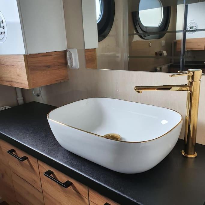 Hotel Modern, Brand New Houseboat Near Amsterdam à Monnickendam Extérieur photo